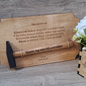 Szülőköszöntő pácolt fa tábla kalapáccsal, Esküvő, Emlék & Ajándék, Szülőköszöntő ajándék, Gravírozás, pirográfia, MESKA
