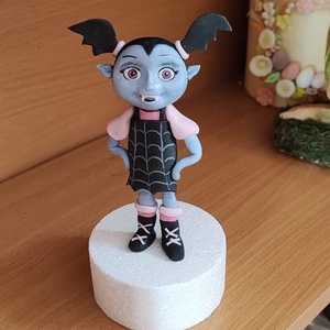 Vampirina 13 cm magas tortadekor cukorfigura , Otthon & Életmód, Konyhafelszerelés, tálalás, Sütés, főzés, Sütidísz, Mindenmás, MESKA