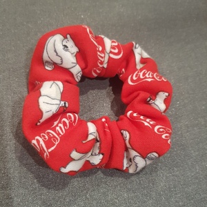 Coca Cola karácsonyi, jegesmedvés hajfodor, hajgumi, kézműves - ruha & divat - hajdísz & hajcsat - hajgumi - Meska.hu