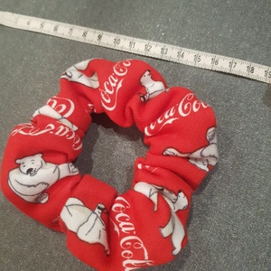 Coca Cola karácsonyi, jegesmedvés hajfodor, hajgumi, kézműves - ruha & divat - hajdísz & hajcsat - hajgumi - Meska.hu