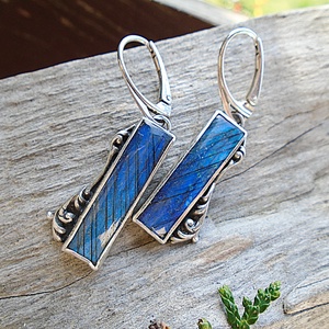 Ezüst Ag925 Labradorit fülbevaló, Ékszer, Fülbevaló, Lógó fülbevaló, Ékszerkészítés, Ötvös,  Labradorit kaboson ezüstbe foglalva.

Fülbevaló hossza - 4,4 cm
Kovek : 1,2x 2,6cm

Ezüstékszereim..., MESKA