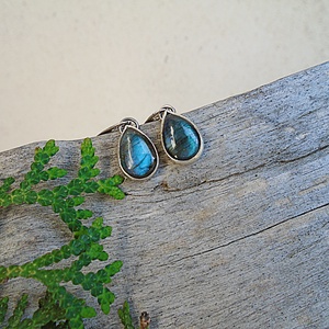 Ezüst Ag925 Labradorit fülbevaló, Ékszer, Fülbevaló, Lógó fülbevaló, Ékszerkészítés, Ötvös,  Labradorit kaboson ezüstbe foglalva.

Fülbevaló hossza - 3cm
Kovek : 0,9x1,1cmcm

Ezüstékszereim s..., MESKA