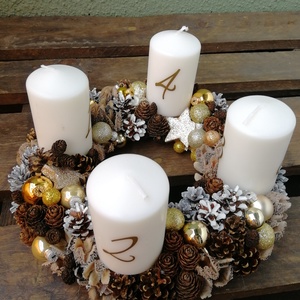 Adventi koszorú számozott fehér gyertyával - Meska.hu