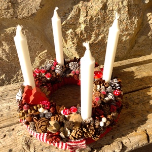 Piros-fehér adventi koszorú fehér gyertyákkal - Meska.hu