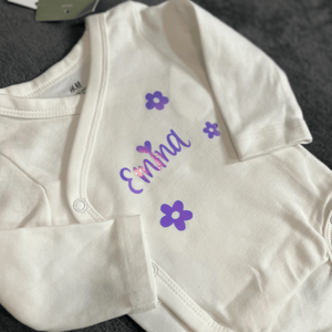Vasalható ruha matrica (egyedi szöveg / kép) - baba - mama - babalátogató ajándékcsomag - Meska.hu