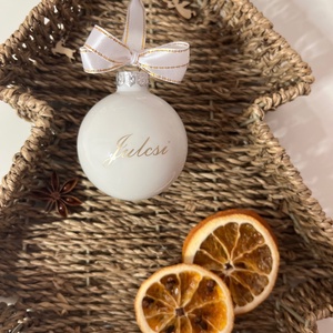 Karácsonyi üveggömb családi szett (3 db-os) - opál fehér matt egyedi felirattal  - karácsony - karácsonyi lakásdekoráció - karácsonyfadíszek - Meska.hu