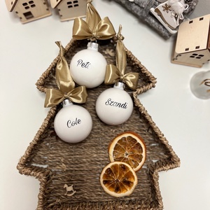 Karácsonyi üveggömb családi szett (3 db-os) - opál fehér matt egyedi felirattal  - karácsony - karácsonyi lakásdekoráció - karácsonyfadíszek - Meska.hu