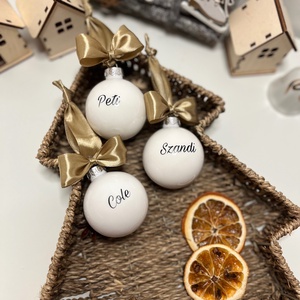 Karácsonyi üveggömb családi szett (3 db-os) - opál fehér matt egyedi felirattal  - karácsony - karácsonyi lakásdekoráció - karácsonyfadíszek - Meska.hu