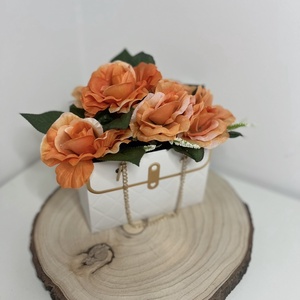 Virág-ládika választható virágokkal és díszzacskóval (Szülőköszöntőre, Nőnapra, Anyák napjára, Valentin napra) - Meska.hu