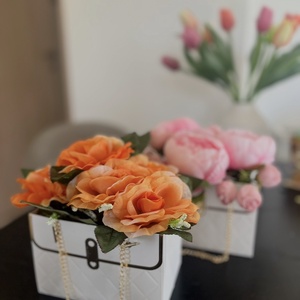 Virág-ládika választható virágokkal és díszzacskóval (Szülőköszöntőre, Nőnapra, Anyák napjára, Valentin napra) - otthon & életmód - virágdekoráció - virágok - virágbox - Meska.hu