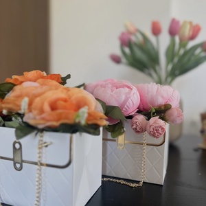 Virág-ládika választható virágokkal és díszzacskóval (Szülőköszöntőre, Nőnapra, Anyák napjára, Valentin napra) - otthon & életmód - virágdekoráció - virágok - virágbox - Meska.hu