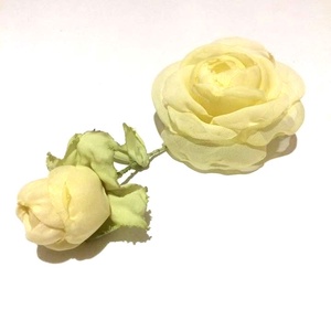 Vaníliaszín rózsák almazölddel - rózsás bross - ékszer - kitűző és bross - Meska.hu