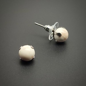 Magnezit fülbevaló, 8 mm � fehér ásványgolyó nemesacél foglalatban - Meska.hu