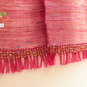 Kézzel festett hernyóselyem, gyöngyös rojttal díszített kézi szőttes sál. (62) - ruha & divat - sál, sapka, kendő - sál - Meska.hu