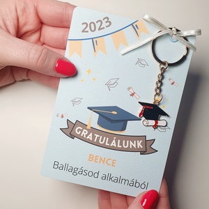 Ballagási ajándékozó kártya - ballagó kalapos kulcstartóval, névre szóló, (diplomaosztó ajándék, ballagási ajándék), Otthon & Lakás, Papír írószer, Ajándékkísérő, Papírművészet, Fotó, grafika, rajz, illusztráció, MESKA