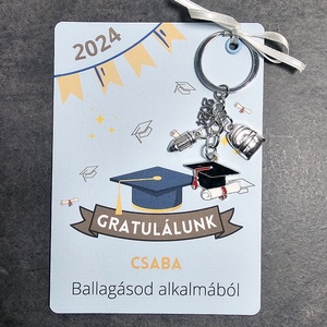 Ballagási ajándékozó kártya - ballagókalapos, 2024 kulcstartóval, névre szóló, (diplomaosztó ajándék, ballagási ajándék) - otthon & életmód - papír, írószer - Meska.hu
