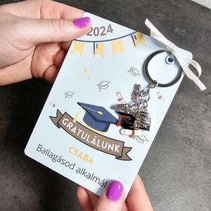 Ballagási ajándékozó kártya - ballagókalapos, 2024 kulcstartóval, névre szóló, (diplomaosztó ajándék, ballagási ajándék), Otthon & Életmód, Papír, írószer, Ajándékkísérő, Papírművészet, Fotó, grafika, rajz, illusztráció, MESKA