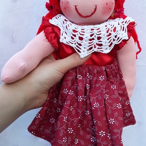 Waldorf jellegű lány baba mintás karton ruhában, horgolással díszített; Rongybaba; Textilbaba; Játékbaba - játék & sport - baba & babaház - öltöztethető baba - Meska.hu