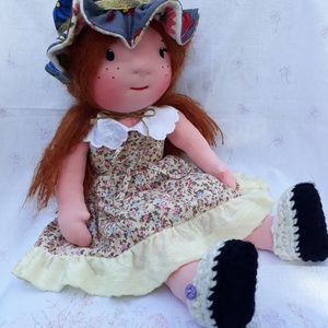 Waldorf jellegű lány baba kis kalappal, mintás ruhában; Rongybaba; Játékbaba - játék & sport - baba & babaház - öltöztethető baba - Meska.hu