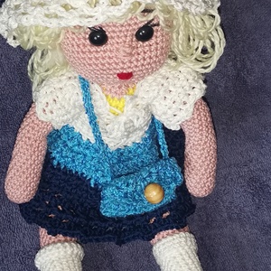 Katinka horgólt baba, kalappal és váltáskával kiegészítve. , Játék & Sport, Baba & babaház, Baba, Horgolás, Hímzés, MESKA
