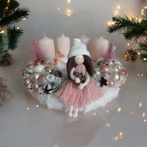 Adventi koszorú makramé babával  rózsaszín, fehér - karácsony - adventi díszek - adventi asztaldísz - Meska.hu