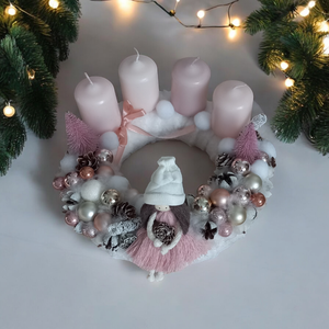 Adventi koszorú makramé babával  rózsaszín, fehér - karácsony - adventi díszek - adventi asztaldísz - Meska.hu