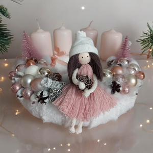 Adventi koszorú makramé babával  rózsaszín, fehér, Karácsony, Adventi díszek, Adventi asztaldísz, Virágkötés, Csomózás, MESKA