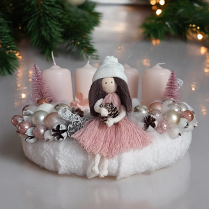 Adventi koszorú makramé babával  rózsaszín, fehér - karácsony - adventi díszek - adventi asztaldísz - Meska.hu