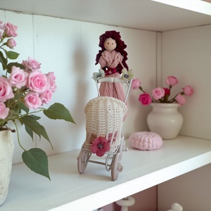 Makramé kismama babakocsival  virágos polcdísz - otthon & életmód - dekoráció - asztal és polc dekoráció - asztaldísz - Meska.hu