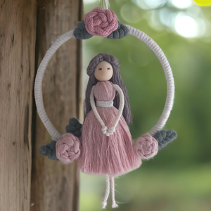 Rózsaszín ruhás makramébaba rózsákkal  természetes falidísz - otthon & életmód - dekoráció - fali és függő dekoráció - falra akasztható dekor - Meska.hu