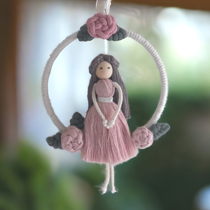 Rózsaszín ruhás makramébaba rózsákkal  természetes falidísz - otthon & életmód - dekoráció - fali és függő dekoráció - falra akasztható dekor - Meska.hu