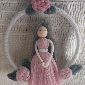 Rózsaszín ruhás makramébaba rózsákkal  természetes falidísz - otthon & életmód - dekoráció - fali és függő dekoráció - falra akasztható dekor - Meska.hu