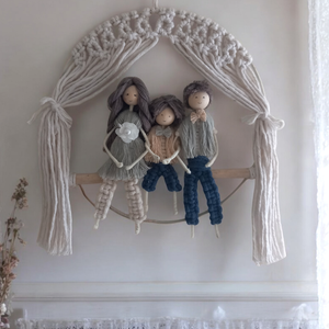 Személyre szabott Családi makramé portréfalidísz - otthon & életmód - dekoráció - fali és függő dekoráció - falra akasztható dekor - Meska.hu Személyre szabott Családi makramé portréfalidísz - otthon & életmód - dekoráció - fali és függő dekoráció - falra akasztható dekor - Meska.hu