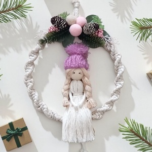 Lila sapkás makramé baba  karácsonyi falidísz aranyszálas ruhában - karácsony - karácsonyi lakásdekoráció - karácsonyi lakásdíszek - Meska.hu