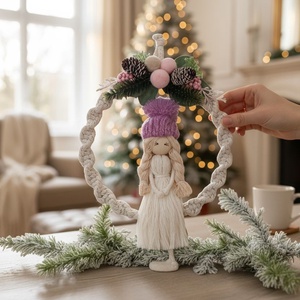 Lila sapkás makramé baba  karácsonyi falidísz aranyszálas ruhában - karácsony - karácsonyi lakásdekoráció - karácsonyi lakásdíszek - Meska.hu