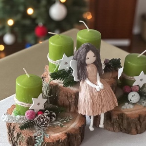 Különleges adventi koszorú fakorong alapon  zöld gyertyákkal, piros-fehér díszekkel és makramé angyalkával - karácsony - adventi díszek - adventi asztaldísz - Meska.hu