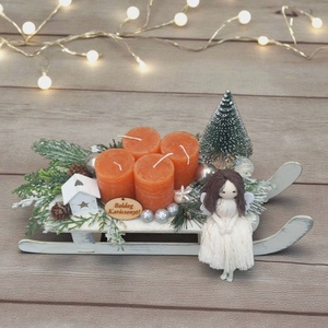 Adventi dísz fehér fa szánkón  narancs gyertyákkal és makramé angyalkával - karácsony - adventi díszek - adventi asztaldísz - Meska.hu