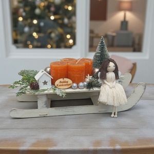 Adventi dísz fehér fa szánkón  narancs gyertyákkal és makramé angyalkával - karácsony - adventi díszek - adventi asztaldísz - Meska.hu