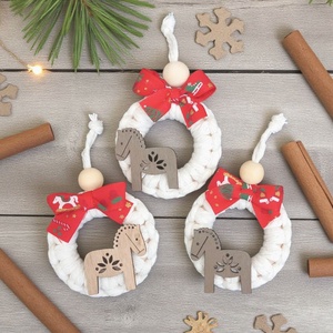Makramé karácsonyfadísz szett  fehér, fa karikán, piros vagy zöld szalaggal - karácsony - karácsonyi lakásdekoráció - karácsonyfadíszek - Meska.hu
