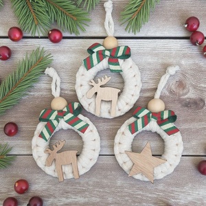 Makramé karácsonyfadísz szett  fehér, fa karikán, piros vagy zöld szalaggal - karácsony - karácsonyi lakásdekoráció - karácsonyfadíszek - Meska.hu