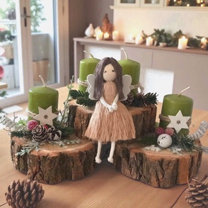 Különleges adventi koszorú fakorong alapon  zöld gyertyákkal, piros-fehér díszekkel és makramé angyalkával, Karácsony, Adventi díszek, Adventi asztaldísz, Virágkötés, Csomózás, MESKA