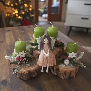 Különleges adventi koszorú fakorong alapon  zöld gyertyákkal, piros-fehér díszekkel és makramé angyalkával - karácsony - adventi díszek - adventi asztaldísz - Meska.hu