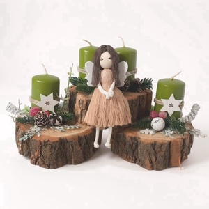 Különleges adventi koszorú fakorong alapon  zöld gyertyákkal, piros-fehér díszekkel és makramé angyalkával - karácsony - adventi díszek - adventi asztaldísz - Meska.hu