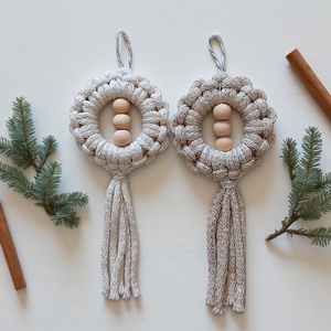 Makramé függő dísz pár  csillogó bézs, ekrü - karácsony - karácsonyi lakásdekoráció - karácsonyfadíszek - Meska.hu