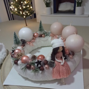 Adventi koszorú sapkás makramé babával  rózsaszín és rózsaarany díszítéssel, 25 cm - karácsony - adventi díszek - adventi asztaldísz - Meska.hu