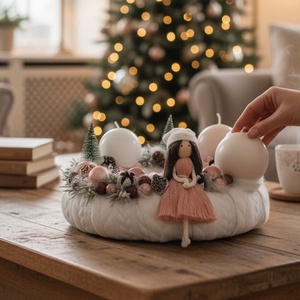 Adventi koszorú sapkás makramé babával  rózsaszín és rózsaarany díszítéssel, 25 cm - karácsony - adventi díszek - adventi asztaldísz - Meska.hu