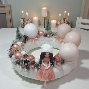 Adventi koszorú sapkás makramé babával  rózsaszín és rózsaarany díszítéssel, 25 cm, Karácsony, Adventi díszek, Adventi asztaldísz, Virágkötés, Baba-és bábkészítés, MESKA