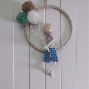  Makramé kisfiú fonott karikán  lufis dekoráció (személyre szabható színekben) - otthon & életmód - dekoráció - fali és függő dekoráció - falra akasztható dekor - Meska.hu