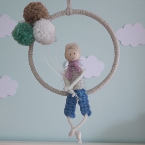  Makramé kisfiú fonott karikán  lufis dekoráció (személyre szabható színekben), Otthon & Életmód, Dekoráció, Fali és függő dekoráció, Falra akasztható dekor, Csomózás, Baba-és bábkészítés, MESKA