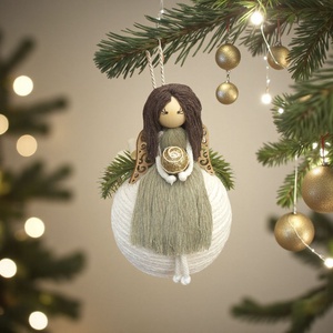 Makramé angyal karácsonyfadísz  fenyővel, fa szárnyakkal és ünnepi masnival, Karácsony, Karácsonyi lakásdekoráció, Karácsonyfadíszek, Csomózás, Baba-és bábkészítés, MESKA